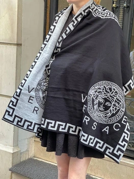 Шарф с вышивкой Versace двухсторонний женский черно-серый (sh003)