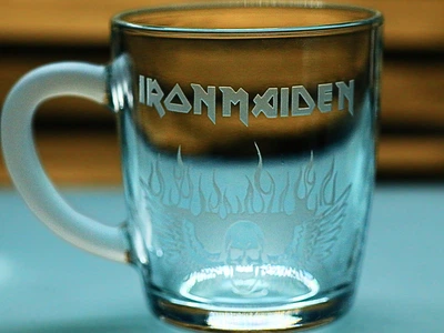 Скляна чашка 350 мл Iron Maiden з гравіюванням подарунок для фаната хеві металу Айрон Мейден