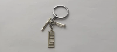 Брелок музикальні інструменти труба клавіші сопілка для музикантів срібний колір