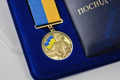 Комплект медаль захисник рідної землі (золото) футляр та посвідчення шкіра