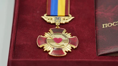 Нагрудний знак на колодці Волонтер України за покликом душі
