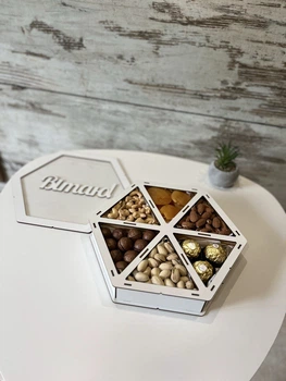Солодкий подарунковий набір із сухофруктами, горіхами та цукерками Ferrero Rocher