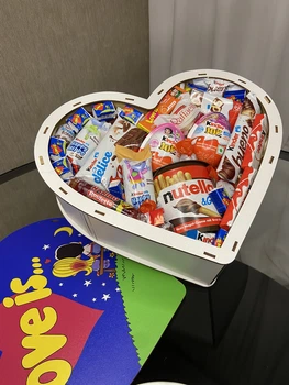 Подарунковий бокс Love is у формі серця з цукерками Kinder, Raffaello, Nutella, 27×24×8см