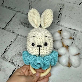 Игрушка детская погремушка ручной работы вязаная амигуруми Hand Made Зайчик 18 см Молочный 300-01