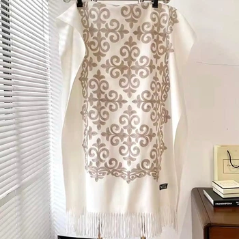 Теплый кашемировый шарф Boutique embroidery с вышивкой 190*72см Молочный