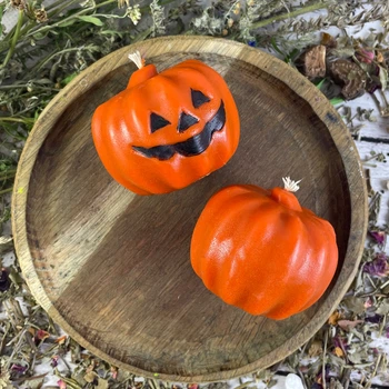 Воскова помаранчева свічка - гарбуз halloween