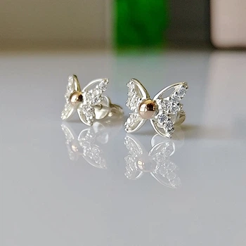 Серебряные серьги-гвоздики в форме бабочки с цирконами