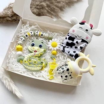 Подарочный набор для девочки с именной игрушкой грызунком Змея (хаки) на крестины, выписку, полгода