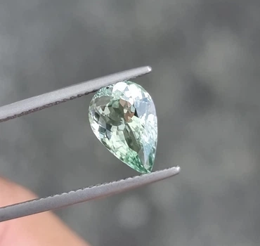 Натуральный Турмалин зеленого цвета 1.96 ct 10.5 x 7.1 x 4.65mm