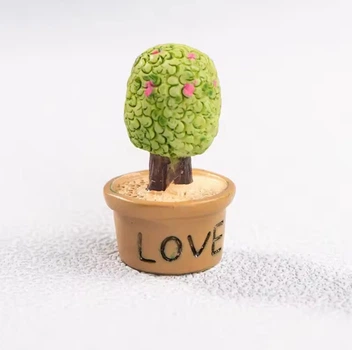 Миниатюрное декоративное дерево "LOVE" в горшке.
