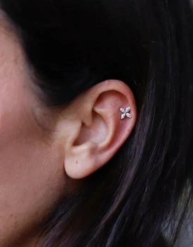 Серебряная серьга для пирсинга хеликса с фианитами. 40070.1