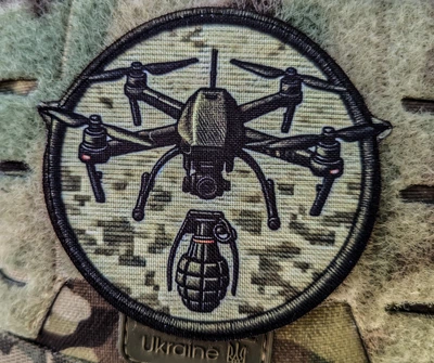 Шеврон с FPV-дроном круглой формы на пикселе, патч с ФПВ-дроном на липучке