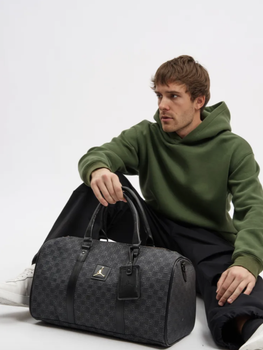 Спортивна сумка через плече Jordan Duffle Monogram у чорному кольорі.
