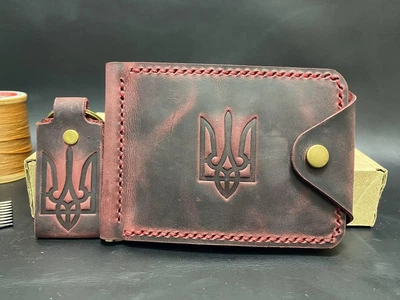Затиск Для Грошей із Натуральної Шкіри Ручної Роботи з Монетницею з Гербом Набір + Брелок Бордовий Колір Шкіряний