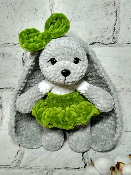 М'яка іграшка ручної роботи в'язана амігурумі Hand Made Зайчик в сукні з плюшу 23 см 202-68-2
