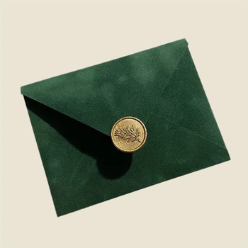 Конверт оксамитовий без підкладки розмір 15 х 11 см на клейкій застібці з печаткою зеленого кольору