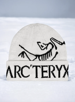 Шапка Arcteryx в белом цвете.