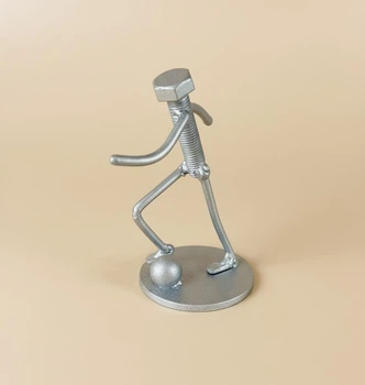 Фигурка футболиста из металлолома, скульптура спортсмена, сделанная вручную
