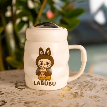 Чашка фарфоровая с крышкой Labubu 400 (мл) подарочная кружка прикольная чашка для детей на подарок Белый с темно-коричневым FM-54C