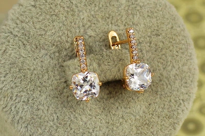 Серьги Xuping Jewelry Лед с белым камнем 1.7 см золотистые