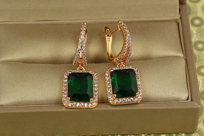 Сережки підвіски Xuping Jewelry авангард з зеленим каменем 3 см золотисті