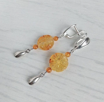 Сережки Hand Made с резными бусинами натурального янтаря в форме цветка