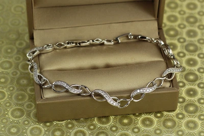 Браслет Xuping Jewelry Восьмерки с камешками 19 см 5 мм серебристый