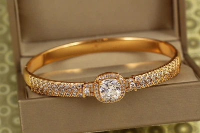 Браслет бэнгл Xuping Jewelry Сияние императрицы 60 мм на руку от 17 до 19 см золотистый