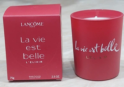 Елегантна парфумована свічка від французького дому Lancome з ароматом легендарного La Vie Est Belle L'Elixir.