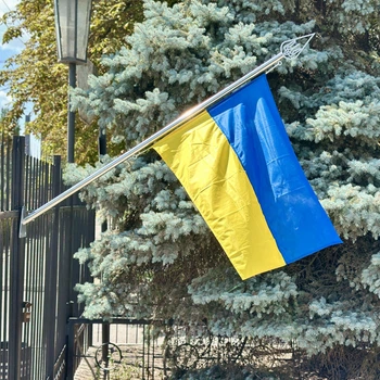 Флагшток на стену из нержавеющей стали, с регулировкой угла наклона, 1.5м, с флагом и кронштейном в комплекте.