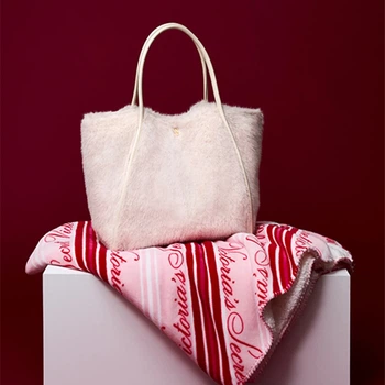 Подарунковий набір Cozy-Fleece Blanket & Faux-Fur Tote Duo Victoria’s Secret
