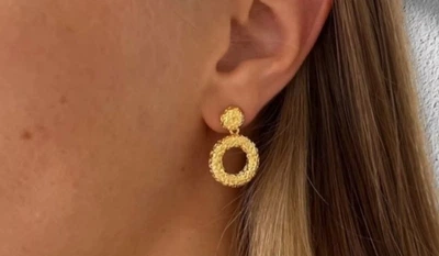 Сережки в стилі Chanel в золотому кольорі