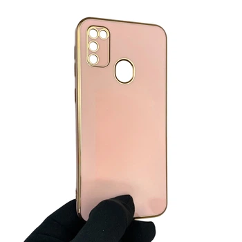 Чехол для Samsung Galaxy M21 (SM-M215F) глянцевый с защитой камеры с золотой окантовкой пудровый