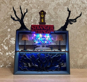 Полка для фигурок Stranger Things с подсветкой и цветной гирляндой. Лимитированная версия. Декоративная пластмассовая полка