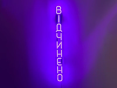 Неоновая вывеска Открыта вертикальная 800x85 Фиолетовый