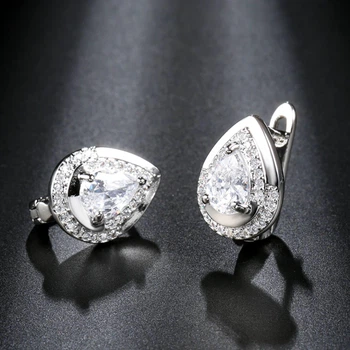 Серьги серебро проба 925 . Украшены муассанитом 8235