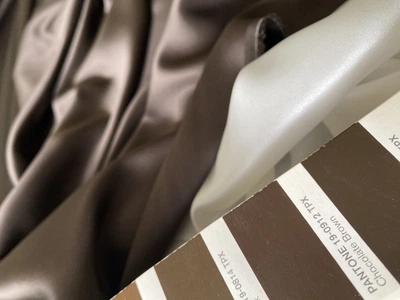 Натуральний 100% важкий шовк Mulberry 22mm атласного переплетення колір Chocolate 95г/м2 140см