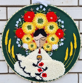 Вишита авторська картина Берегиня, килимова вишивка, настінне панно, Оберіг, розмір 40 см.