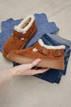 Женские короткие зимние угги PARADIZE SHOES из рыжей замши с пряжками и белой меховой опушкой на высокой подошве 37 размер (стелька 24,1 см)