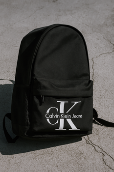 Рюкзак Calvin Klein черного цвета с большим белым логотипом городской спортивный аксессуар для мужчин женщин подростков