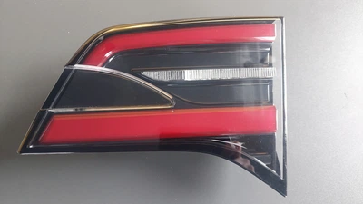 Ліхтар правий внутрішній Tesla Model X Plaid 1565493-00-A