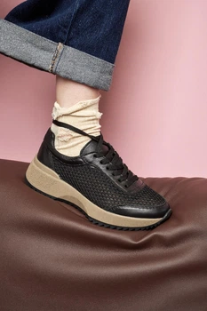 Демисезонные кроссовки PARADIZE SHOES кожаные с текстильными вставками из сетки черного цвета на бежевой подошве 37 размер (стелька 24,5 см)