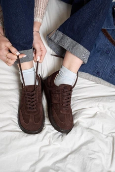Стильные кеды PARADIZE SHOES замшевые темно-коричневого цвета на низкой черного цвета подошве 41 размер (стелька 27,3 см)