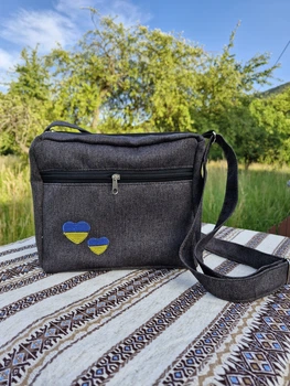 Жіноча сумка через плече з машинною вишивкою синьо-жовті сердечка 20*23*9 см чорна