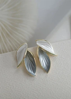 Серьги женские золотистые с листочками Fashion Jewelry Белые с голубым 15887
