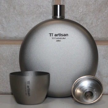 Фляга титановая для алкогольных крепких напитков Tiartisan titanium 180 мл с титановой рюмкой 40 мл туристическая круглая бутылка подарочная + воронка и чехол