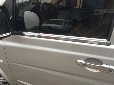 Молдинг скла Mercedes Vito/Viano W639 2003-2014 нижні 2шт на авто АМ0037230