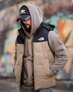 Жилетка мужская The North Face бежевая, теплая демисезонная безрукавка с капюшоном, плащевка, весенняя M