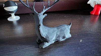 Статуетка олень що лежить у стилі low poly для інтер'єру. Aivory