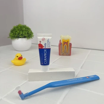 Детский набор Kids зубная паста (клубника, 950 ppm, от 2 до 6 лет, 10 мл) и монопучковая щетка CS 1006, синий